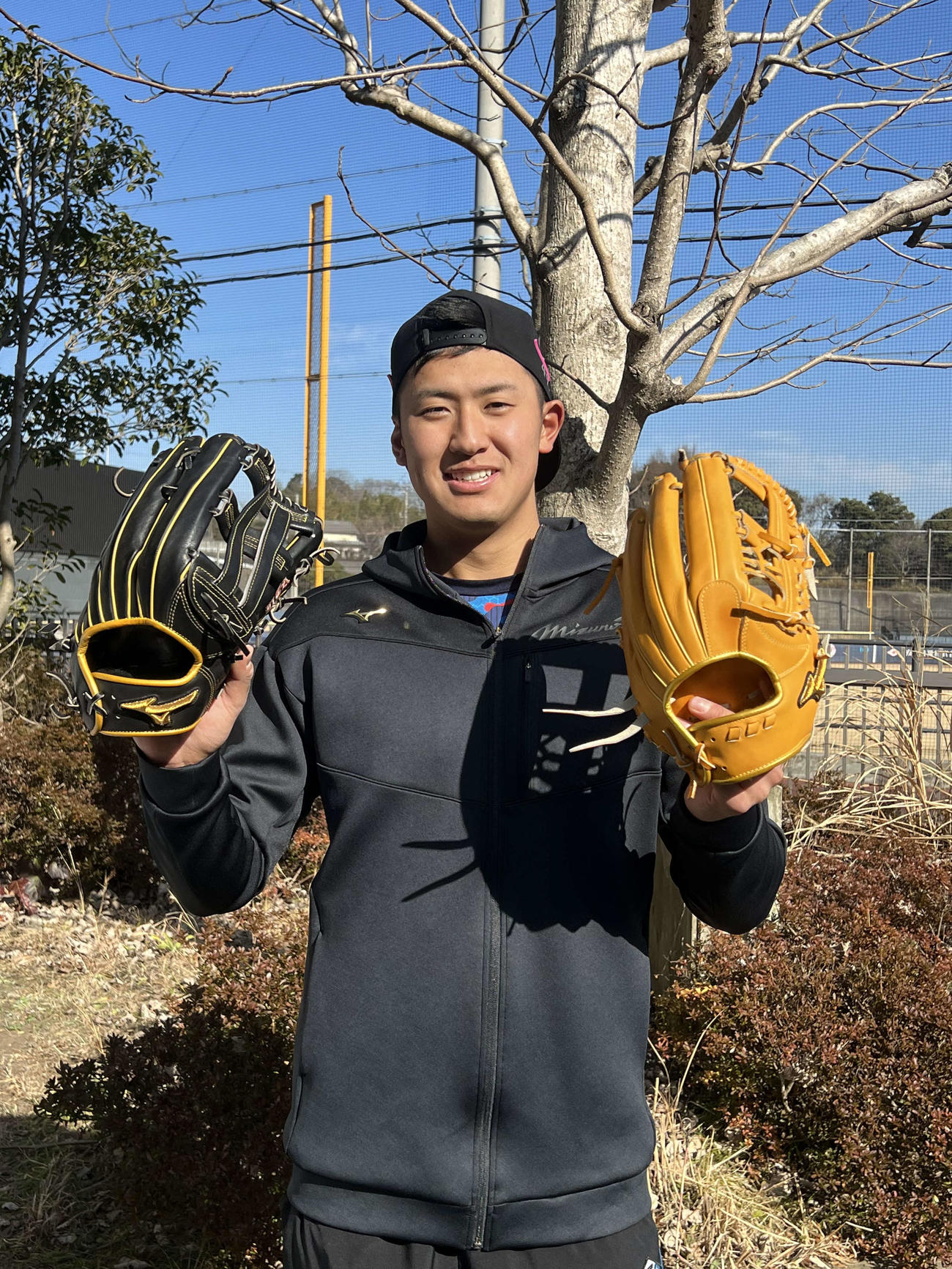 外野手用（左）と内野手用のグラブで自主トレ中の日本ハム阪口（撮影・中島宙恵）