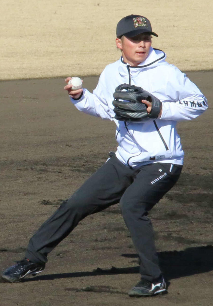 千葉・鎌ケ谷の自主トレで内野ノックを受ける日本ハム上川畑（撮影・中島宙恵）