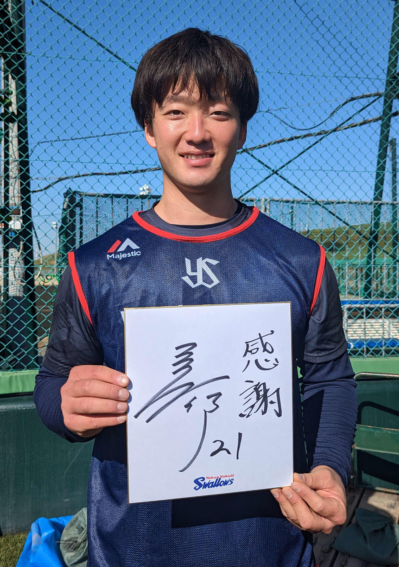 19日に25歳の誕生日を迎え「感謝」の気持ちを忘れずに投球したいと色紙に思いを書いたヤクルト吉村（撮影・三須一紀）
