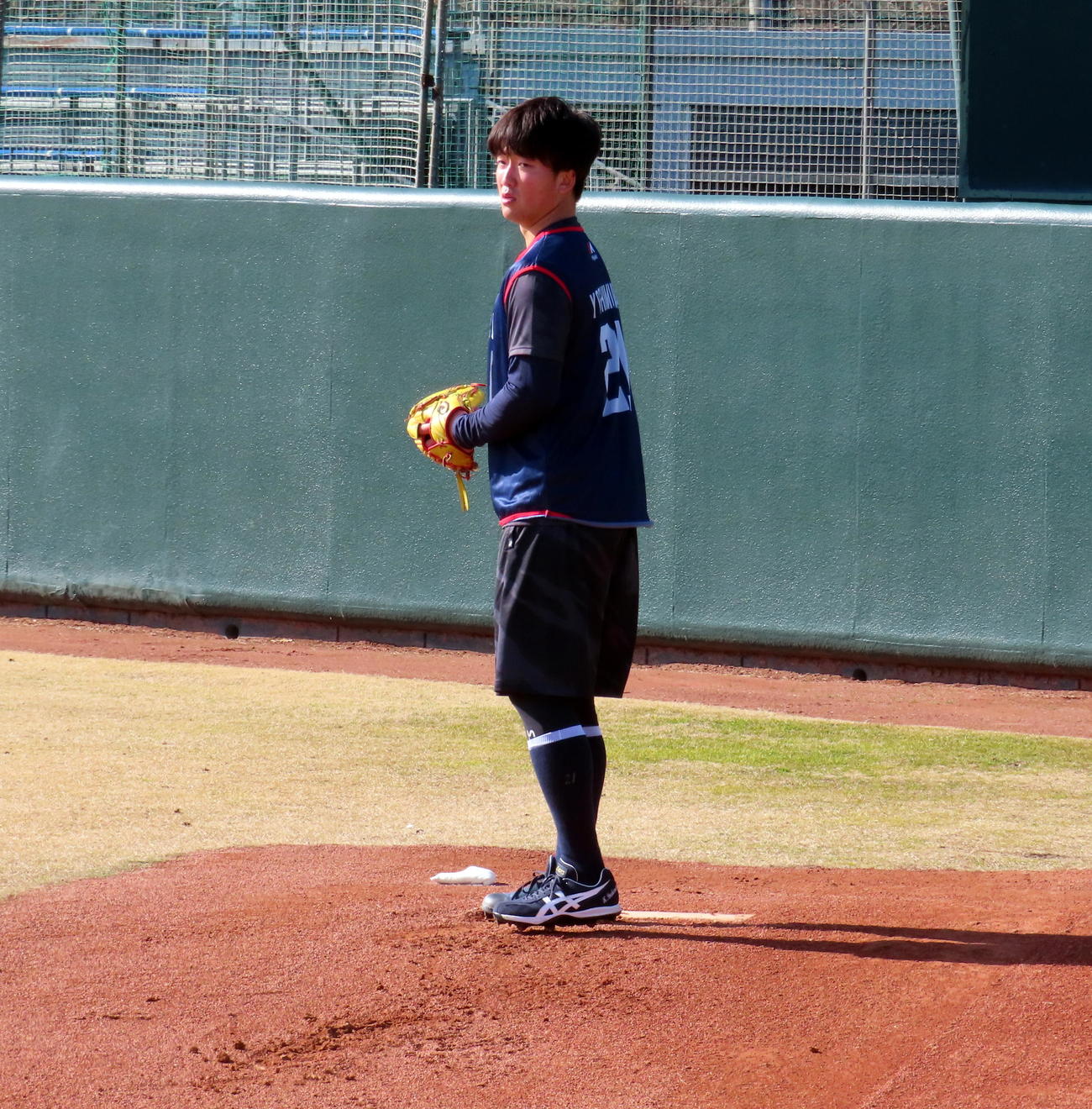 ブルペンで左足を振り子のように揺らしながら投球するヤクルト吉村貢司郎投手（撮影・三須一紀）