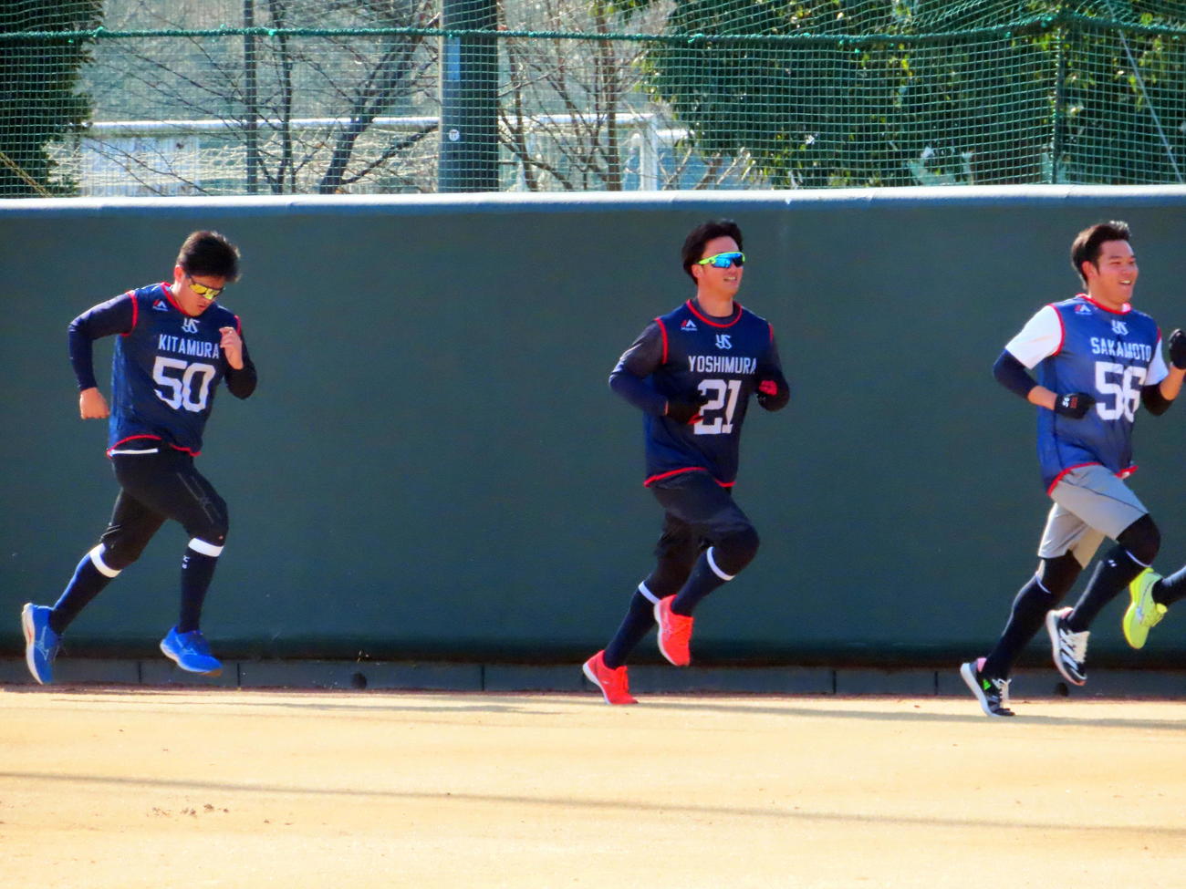 ハードなダッシュを繰り返す左からヤクルト北村恵吾内野手、吉村貢司郎投手、坂本拓己投手（撮影・三須一紀）