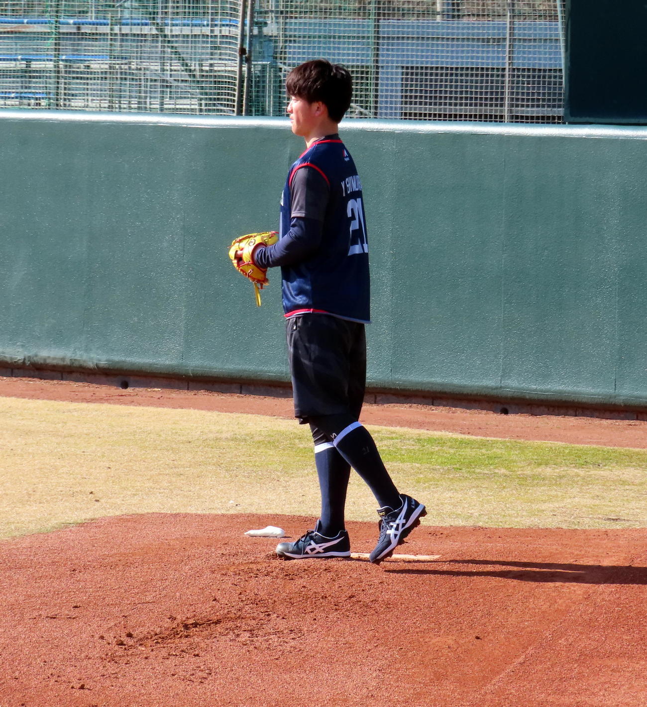 ブルペンで左足を振り子のように揺らしながら投球するヤクルト吉村貢司郎投手（撮影・三須一紀）