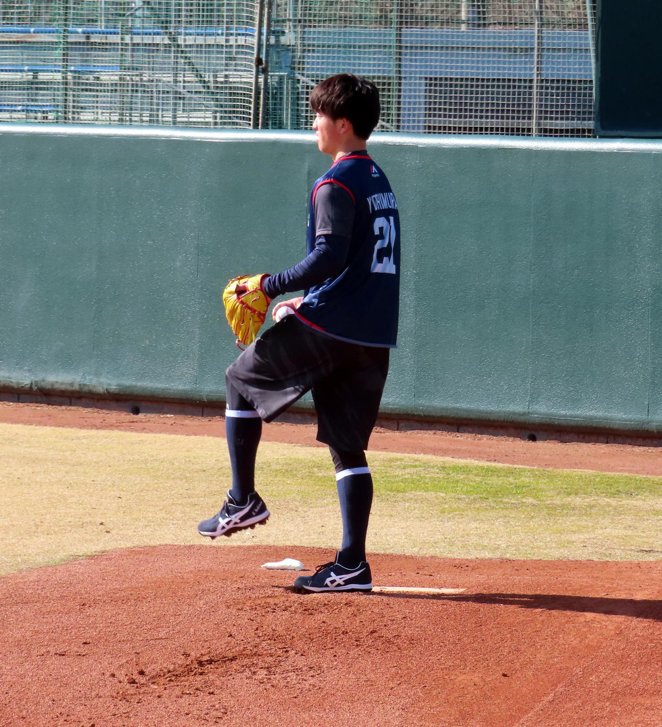 ブルペンで左足を振り子のように揺らしながら投球するヤクルト吉村貢司郎投手（撮影・三須一紀）