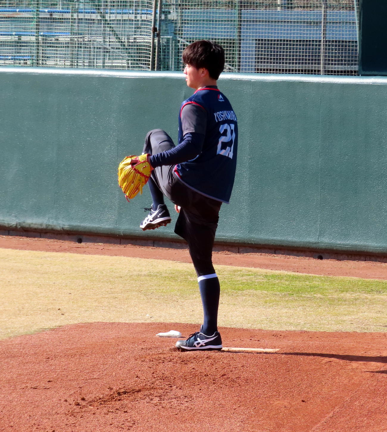 ブルペンで左足を振り子のように揺らしながら投球するヤクルト吉村貢司郎投手（撮影・三須一紀）