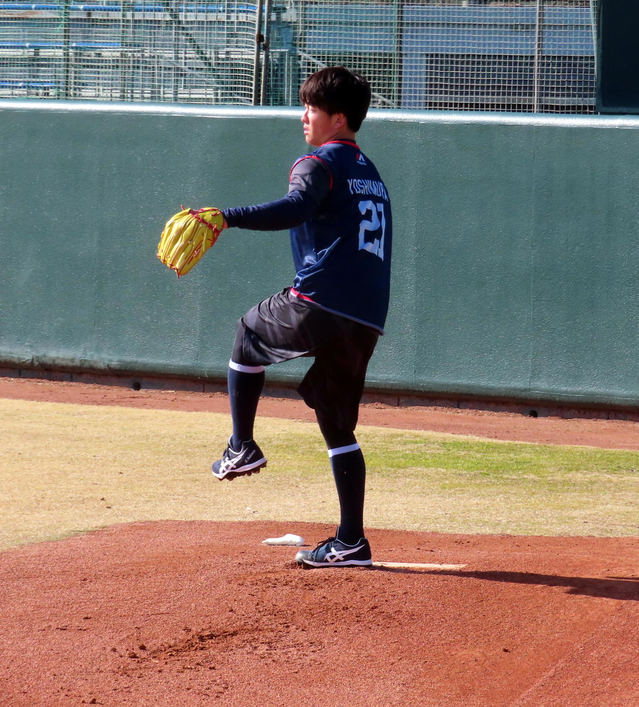 ブルペンで左足を振り子のように揺らしながら投球するヤクルト吉村貢司郎投手（撮影・三須一紀）