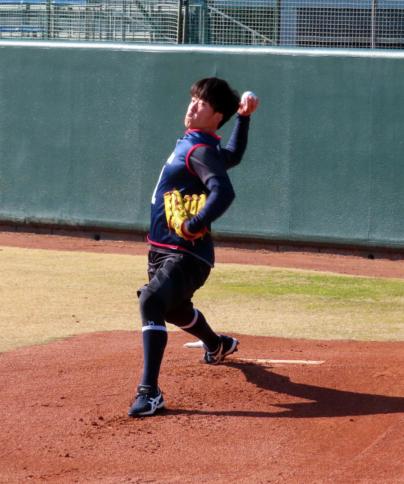 ブルペンで左足を振り子のように揺らしながら投球するヤクルト吉村貢司郎投手（撮影・三須一紀）