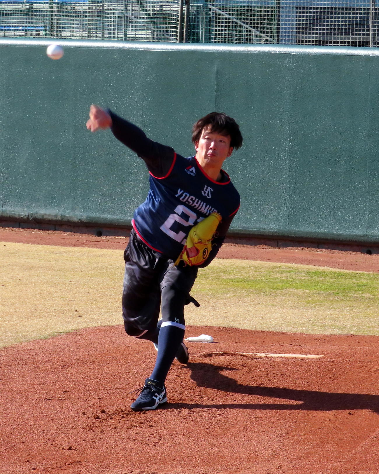 ブルペンで左足を振り子のように揺らしながら投球するヤクルト吉村（撮影・三須一紀）