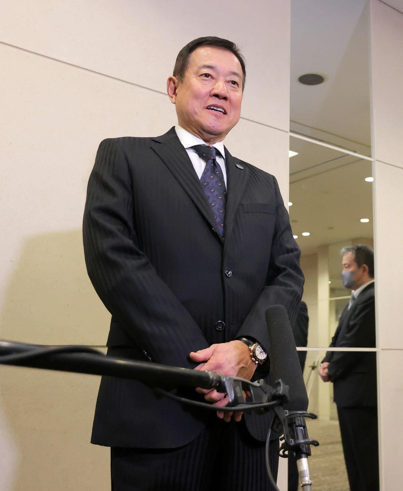 巨人スタッフミーティングを終え取材に臨む原監督