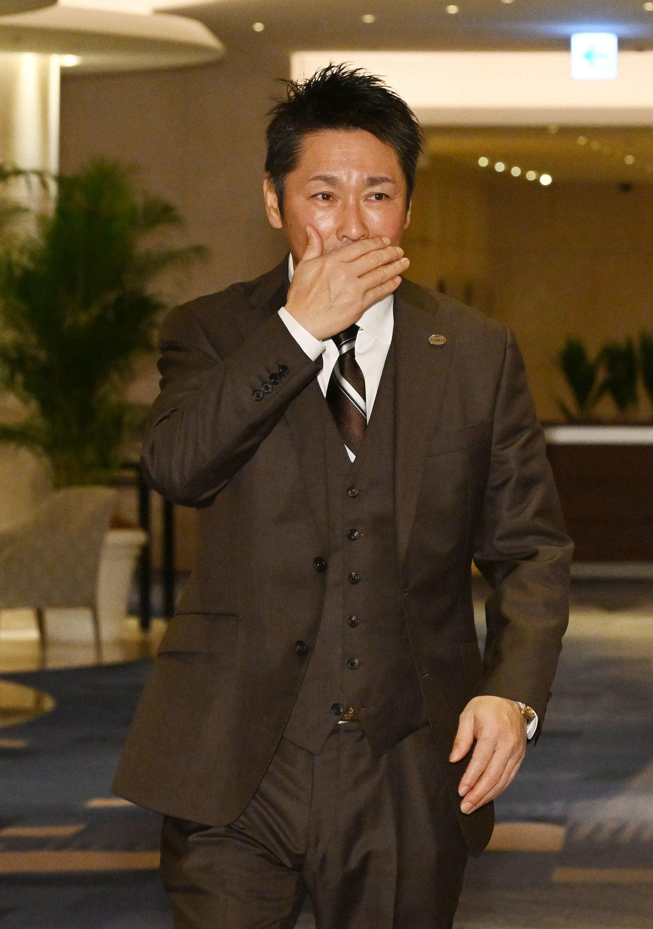 巨人スタッフミーティングの会議室に向かう元木作戦兼内野守備コーチ（撮影・滝沢徹郎）