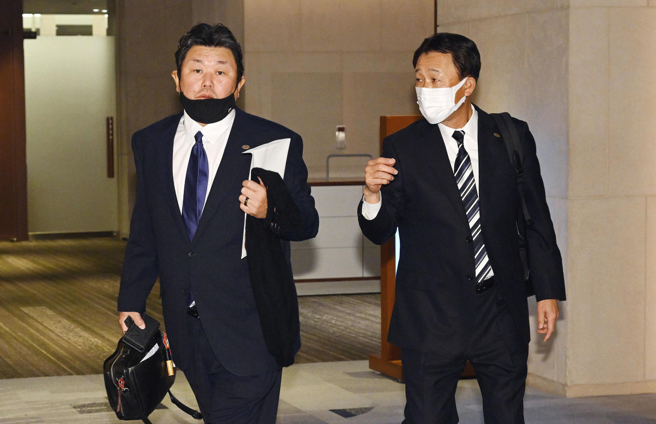 巨人スタッフミーティングの休憩で会場を出る大久保打撃チーフコーチ（左）と川相統合コーチ（撮影・滝沢徹郎）