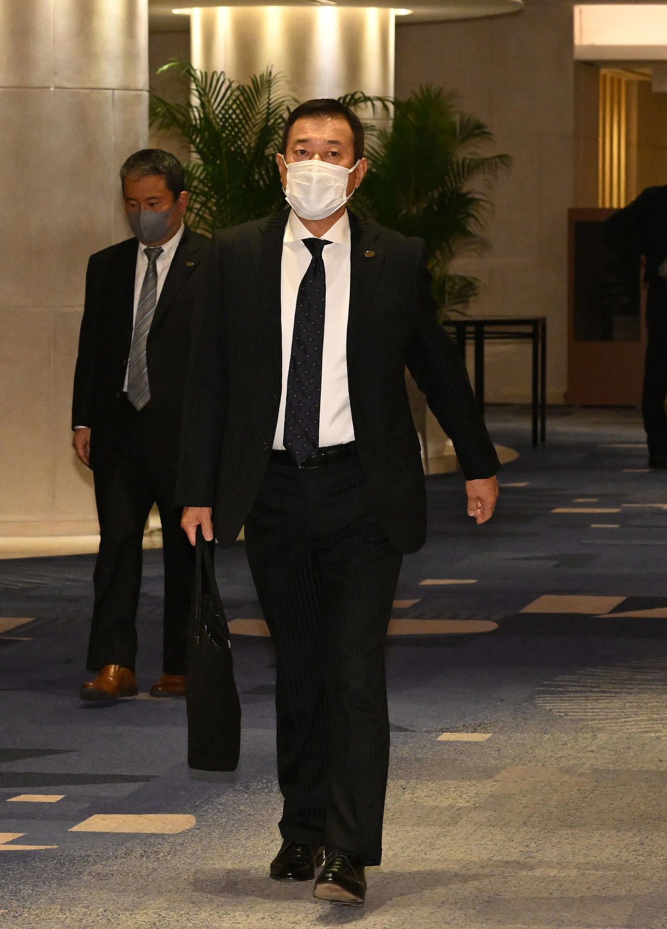巨人スタッフミーティングの会場に向かう原監督（撮影・滝沢徹郎）