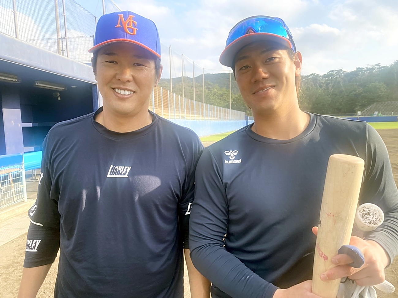 沖縄県内での自主トレで充実した表情を見せるロッテ中村奨（左）と福田光（球団提供）