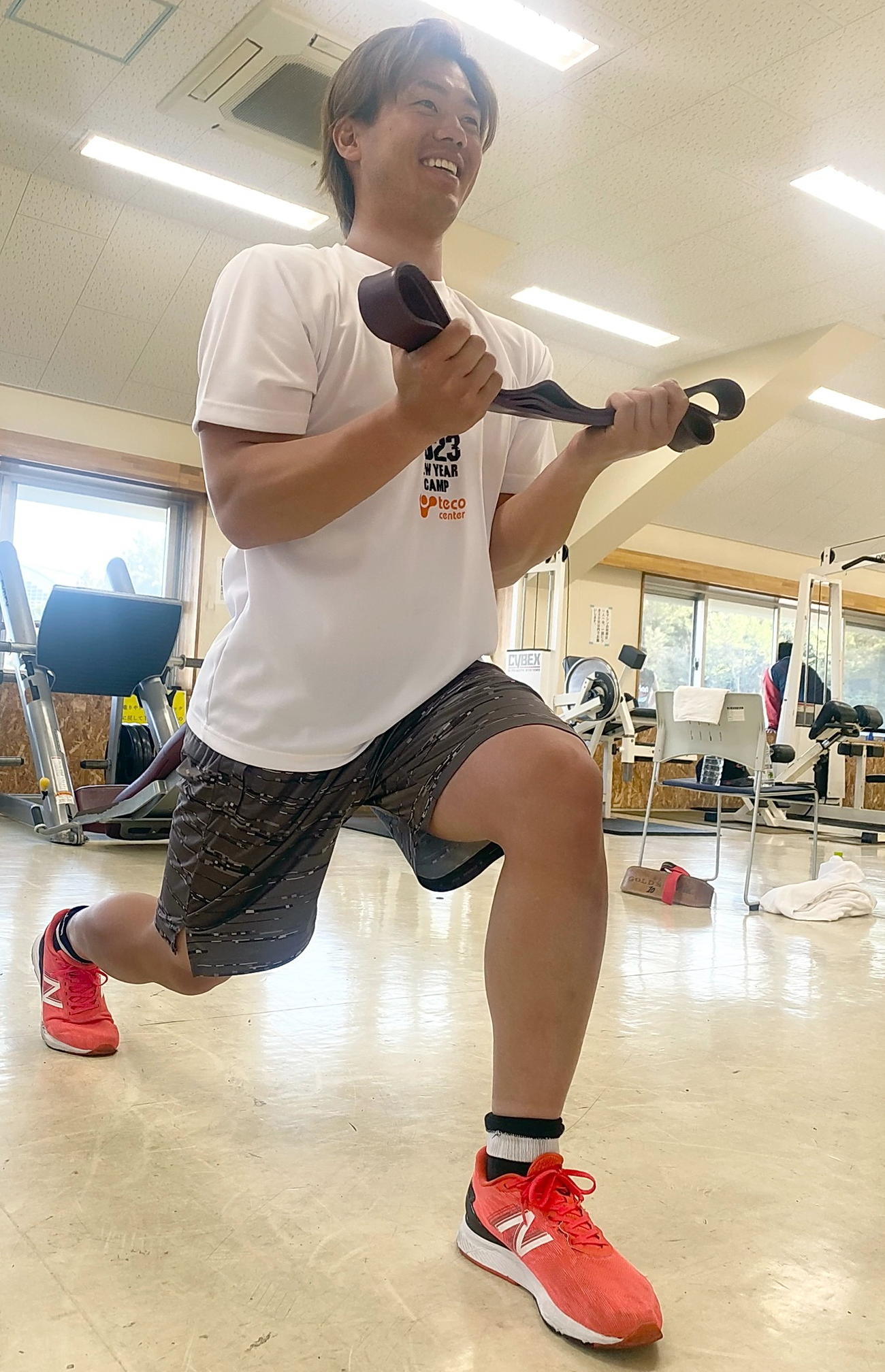 沖縄県内での自主トレで筋力トレーニングに励むロッテ福田光（球団提供）