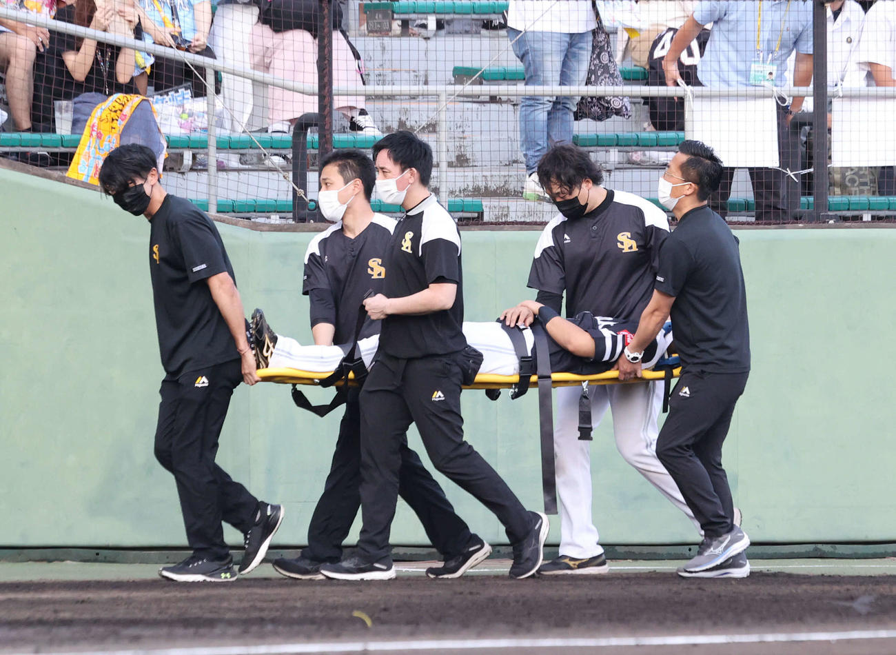 22年5月18日、試合前の守備練習中に故障し担架で運ばれるソフトバンク上林