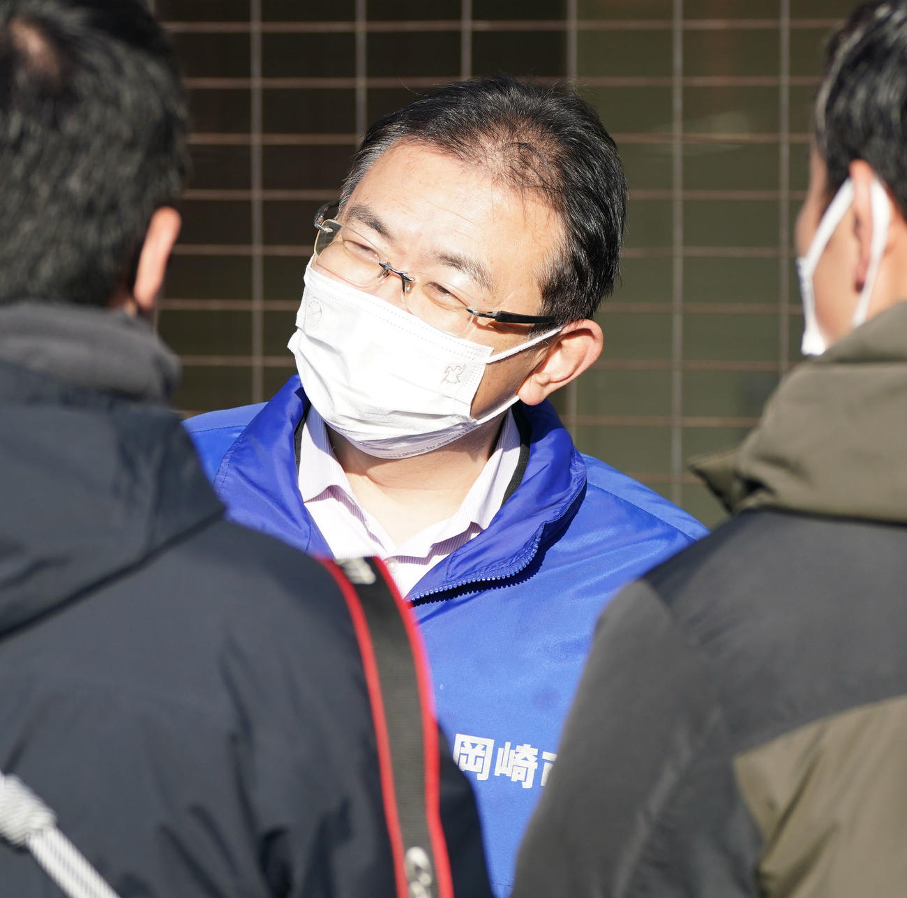 中野拓夢の自主トレを訪問する中根康浩岡崎市長（撮影・森本幸一）