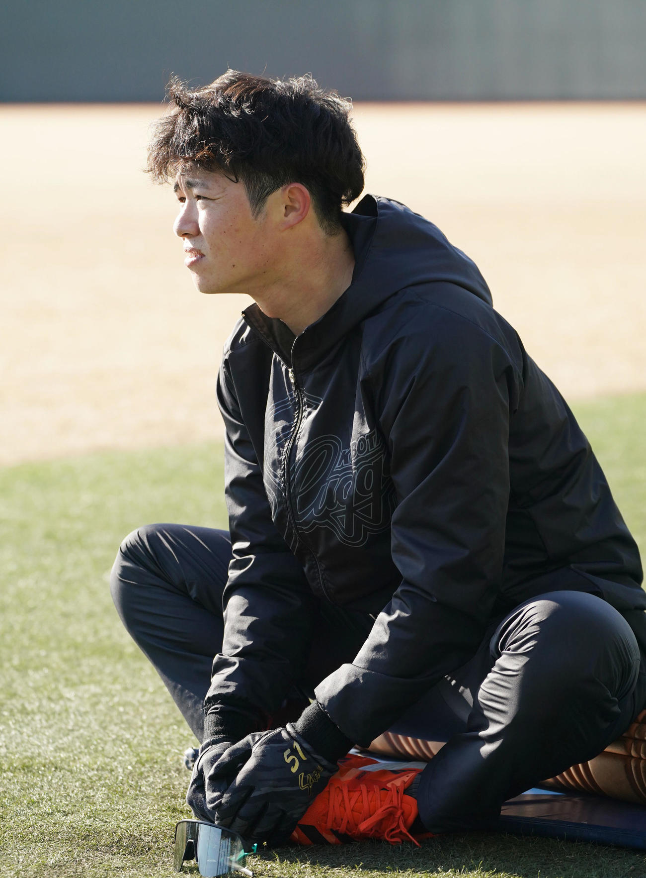 ストレッチで体をほぐす中野（撮影・森本幸一）