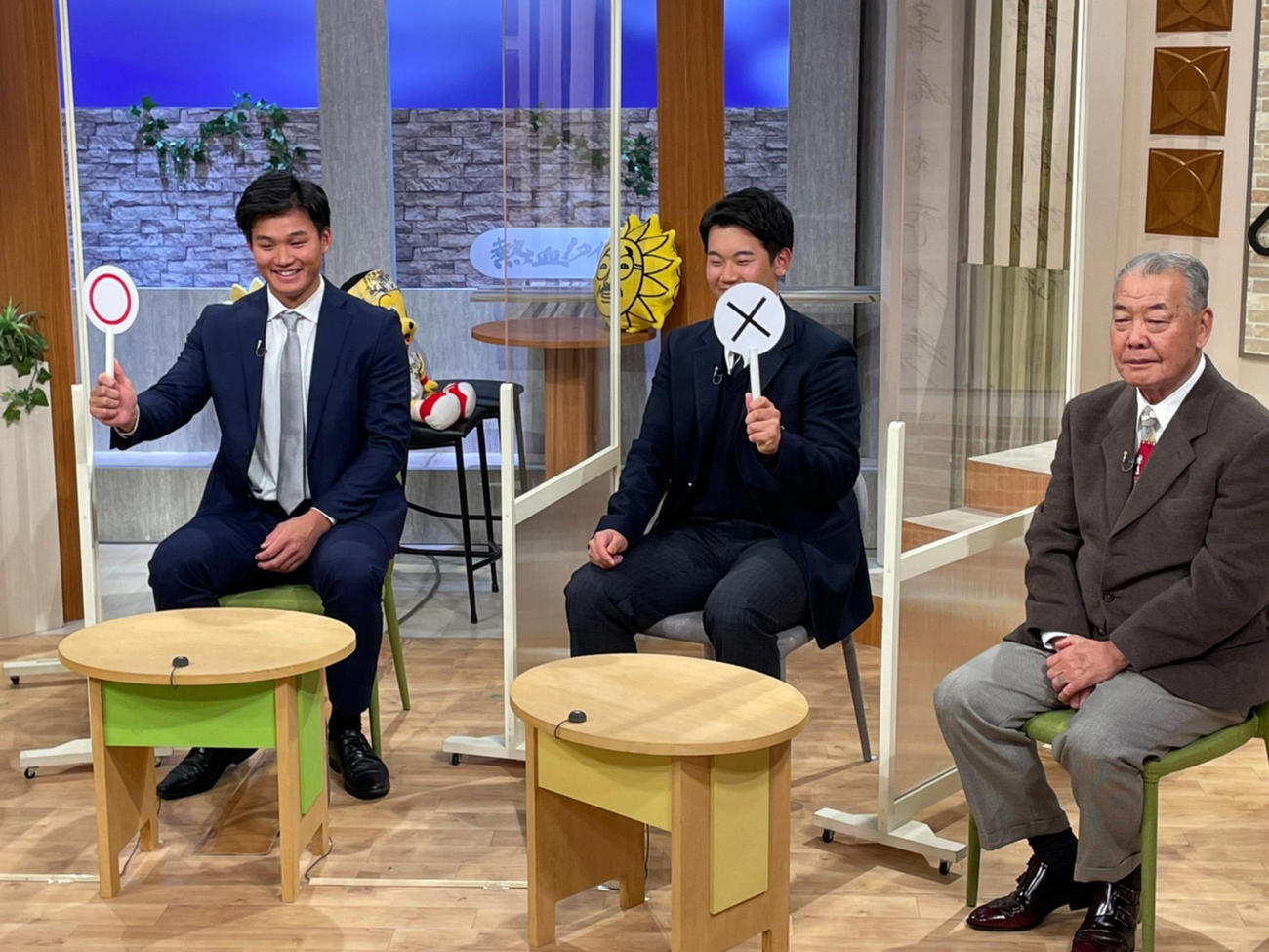 サンテレビ「熱血！タイガース党」に出演した阪神才森下（左）と門別（中央）。右は福本豊氏（球団提供）