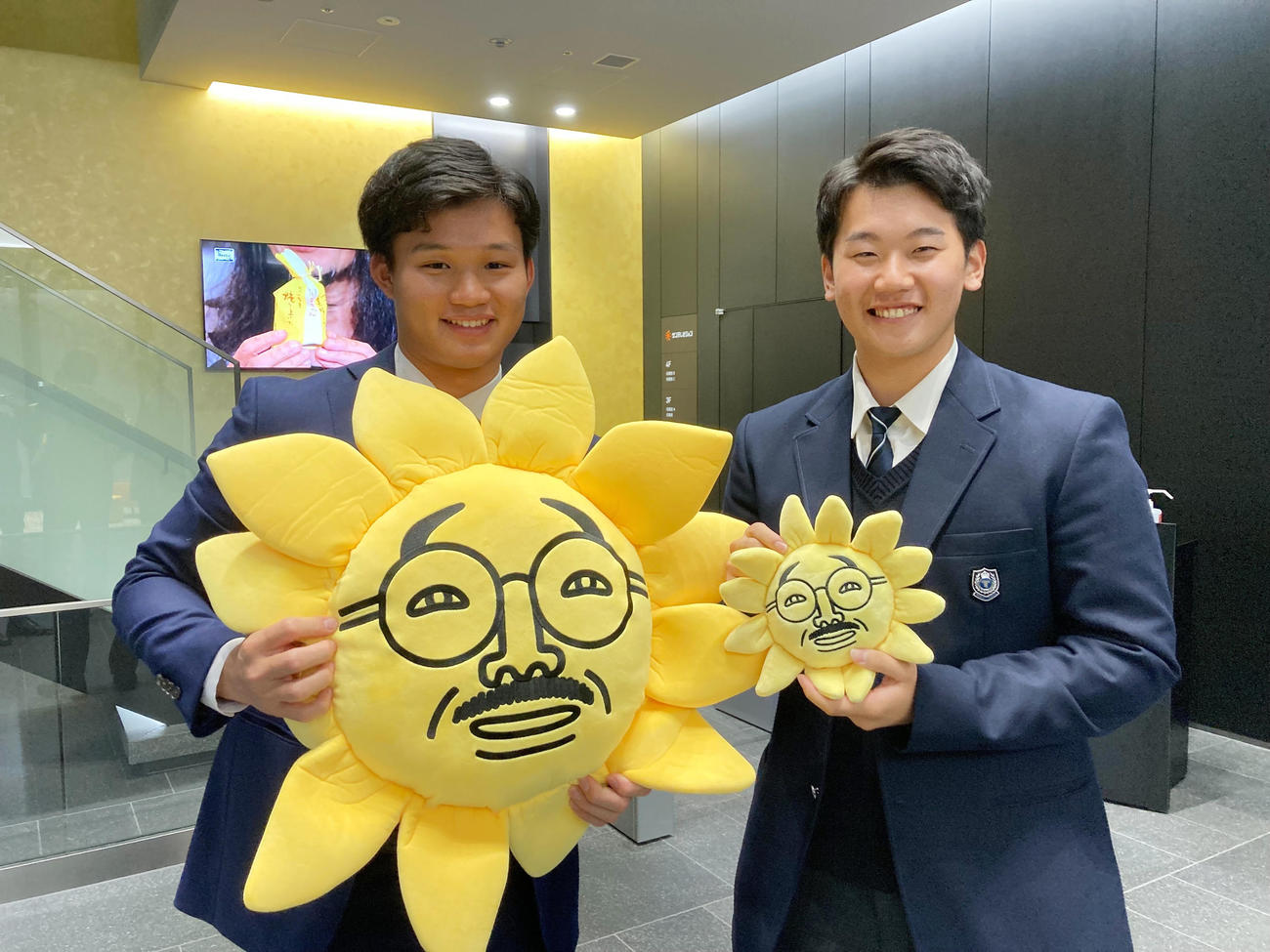 サンテレビ「熱血！タイガース党」に出演の阪神才森下（左）と門別が記念撮影を行う（球団提供）