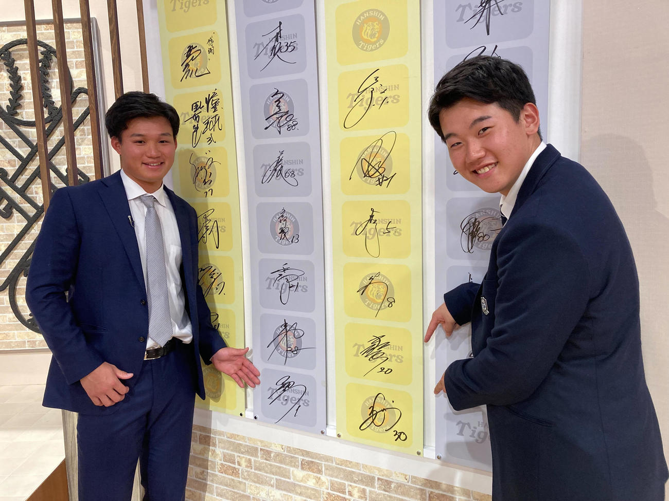 サンテレビ「熱血！タイガース党」に出演した阪神才森下（左）と門別（球団提供）
