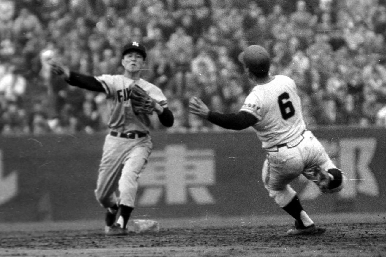 1963年11月1日、日本シリーズ第5戦　巨人対西鉄　西鉄仰木彬（左）
