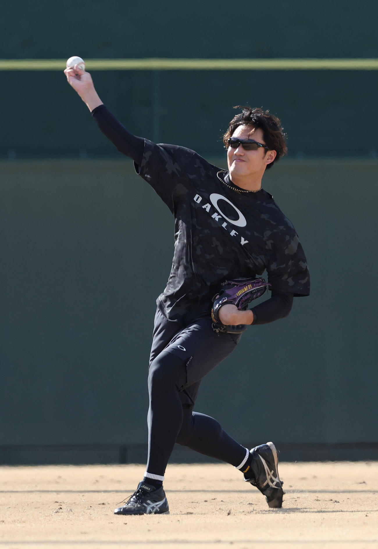 鳴尾浜球場でキャッチボールする藤浪（撮影・白石智彦）