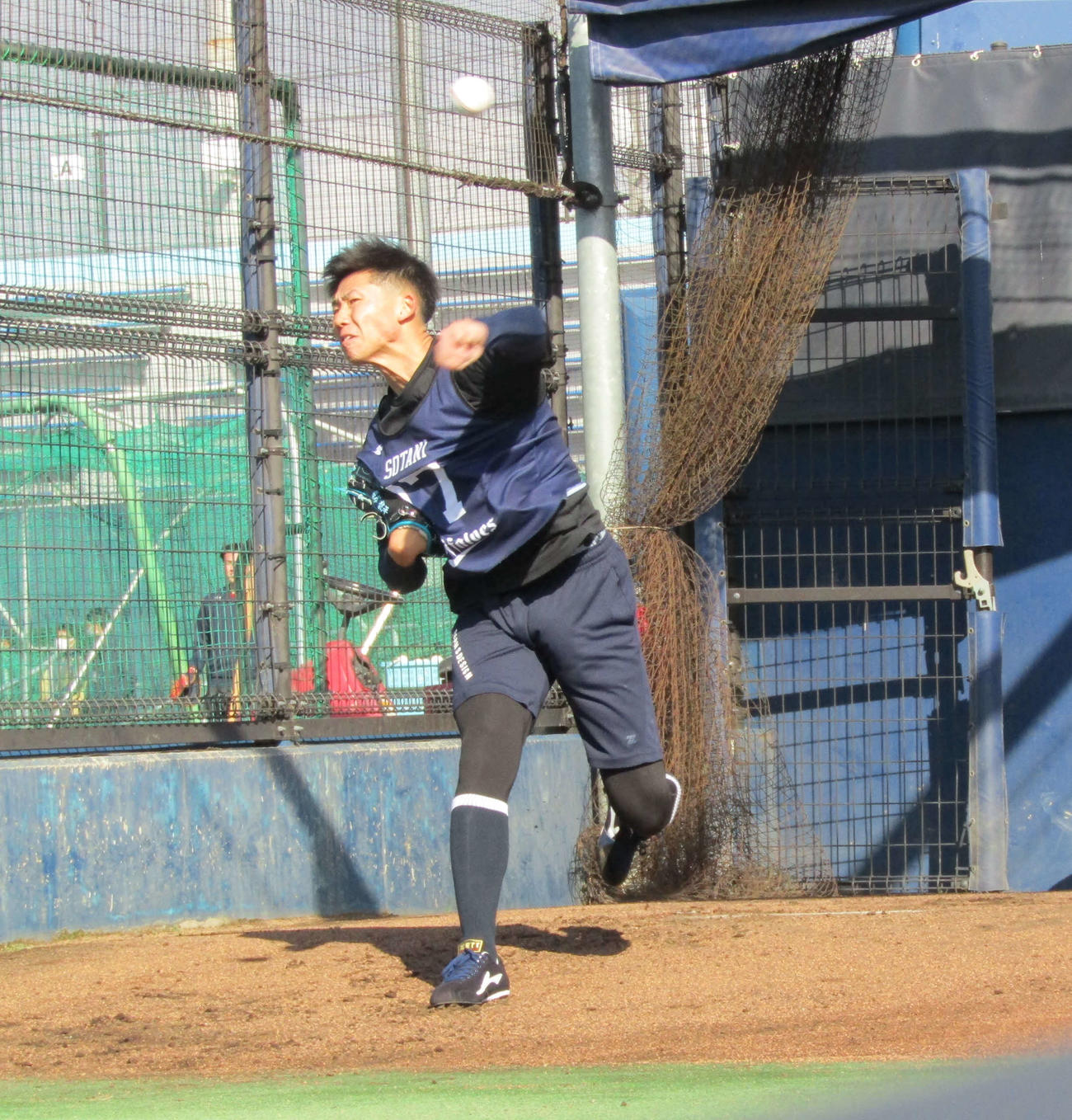 ブルペンで立ち投げするオリックスドラフト1位曽谷龍平投手＝撮影・高垣誠