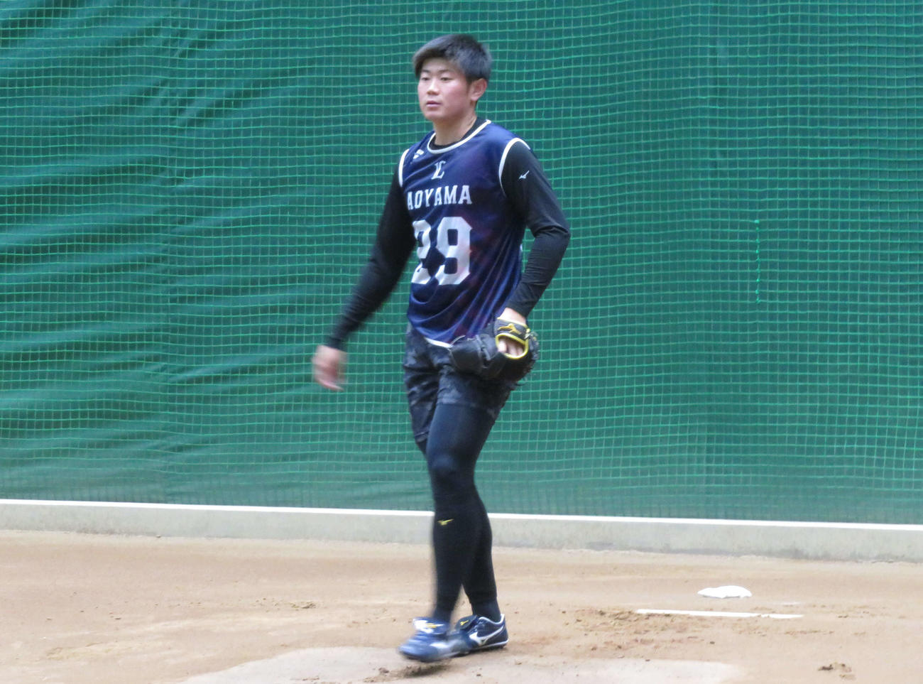 ブルペン投球を行った西武ドラフト4位青山（撮影・金子真仁）