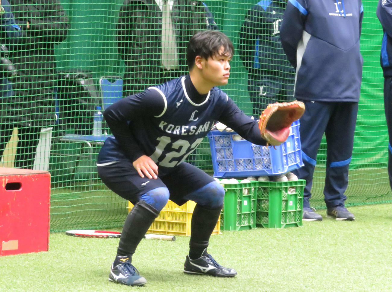 ブルペンでドラフト4位青山の投球を受ける西武育成ドラフト4位是沢（撮影・金子真仁）