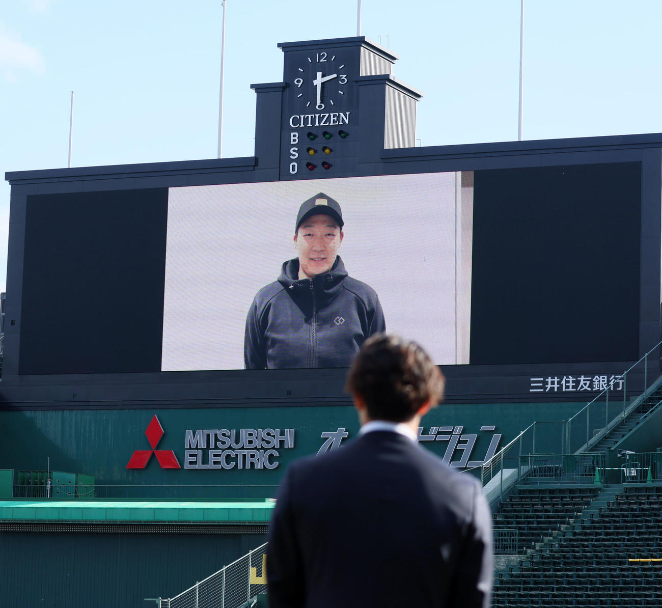 ポスティング移籍会見にサプライズでコメントを寄せた大山。手前は藤浪（撮影・加藤哉）