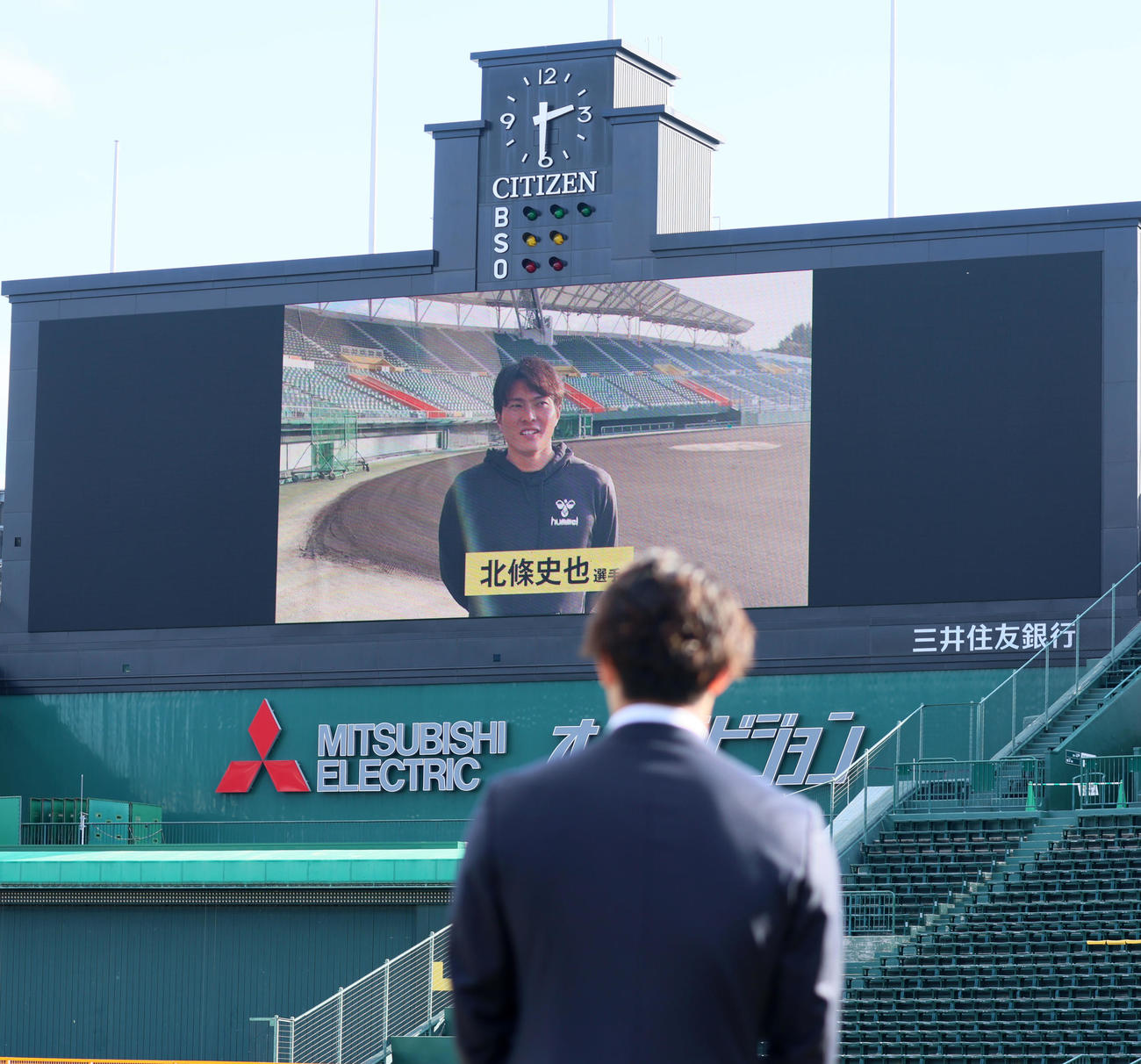 ポスティング移籍会見にサプライズでコメントを寄せた北條。手前は藤浪（撮影・加藤哉）