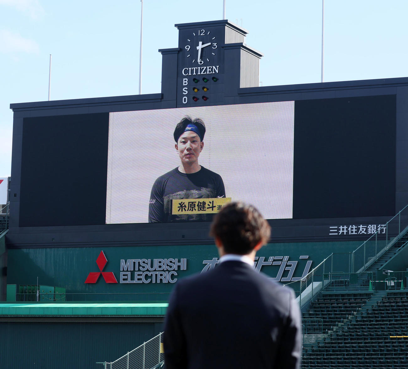 ポスティング移籍会見にサプライズでコメントを寄せた糸原。手前は藤浪（撮影・加藤哉）
