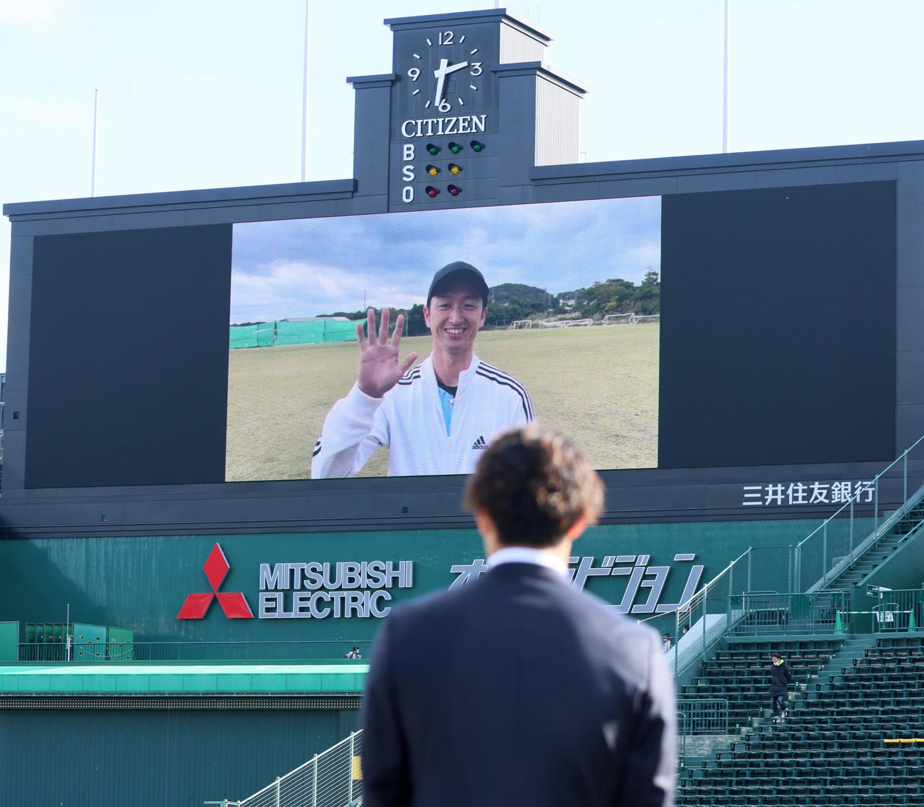 ポスティング移籍会見にサプライズでコメントを寄せた近本。手前は藤浪（撮影・加藤哉）