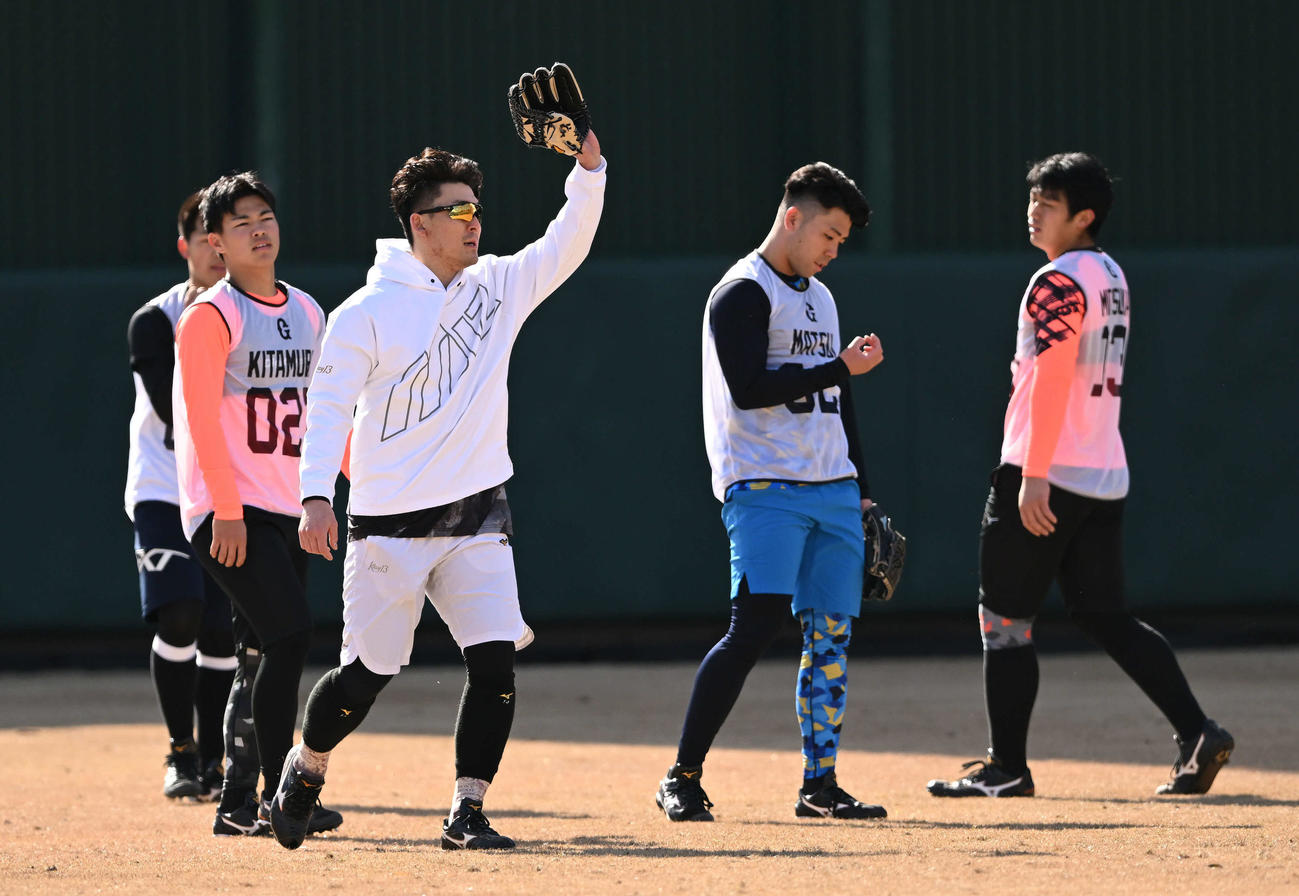 合同自主トレする巨人の新人選手に交じり外野ノックを受ける梶谷（中央）（撮影・滝沢徹郎）
