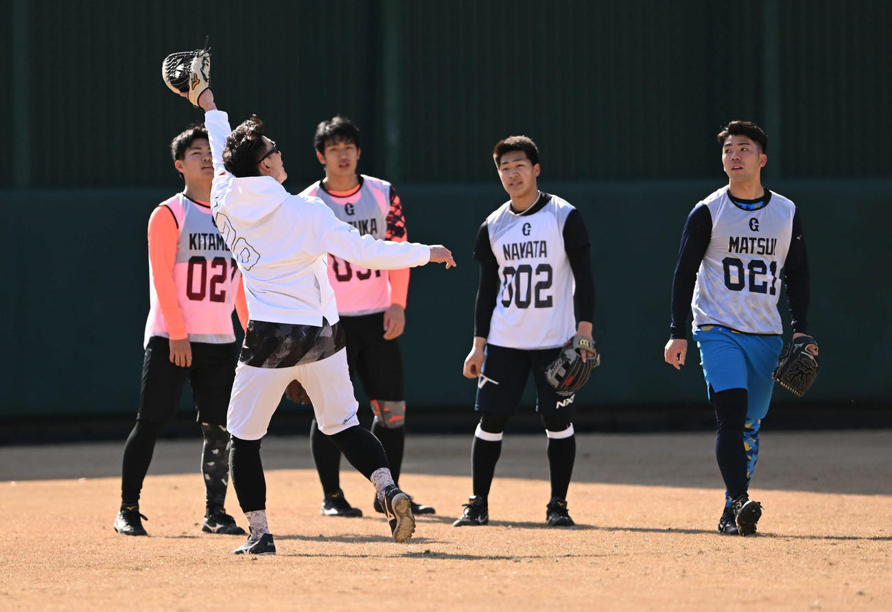 合同自主トレする巨人の新人選手に交じり外野ノックを受ける梶谷（手前）（撮影・滝沢徹郎）