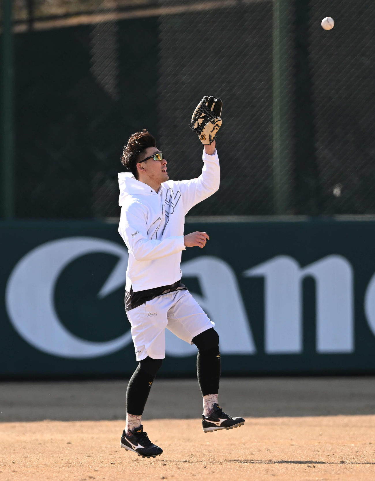合同自主トレする巨人の新人選手に交じり外野ノックを受ける梶谷（撮影・滝沢徹郎）