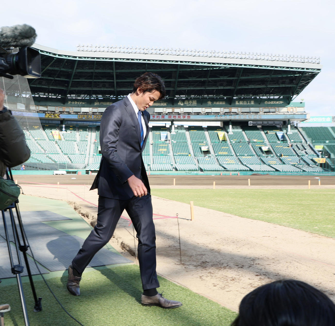 アスレチックへのポスティングス移籍を決め甲子園のグラウンドで会見する藤浪（撮影・加藤哉）