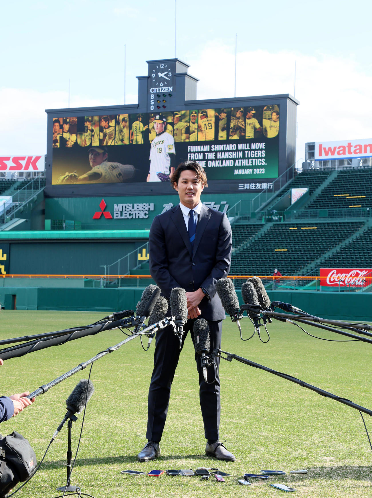 アスレチックスへのポスティング移籍を決め甲子園のグラウンドで会見する藤浪（撮影・加藤哉）