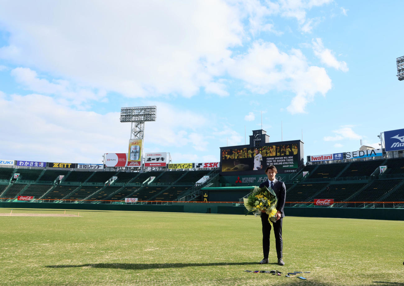 ポスティング移籍会見を終え花束を手に写真に納まる藤浪（撮影・加藤哉）