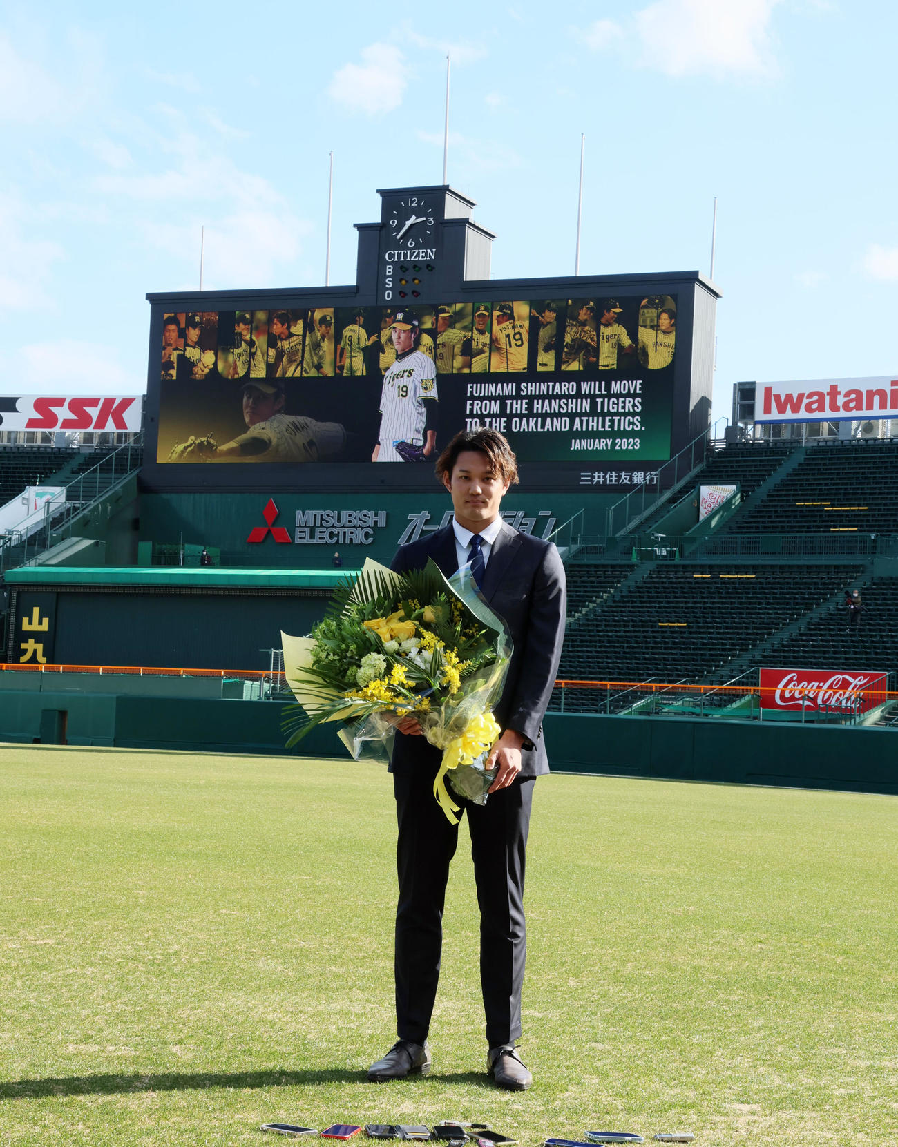 ポスティング移籍会見を終え花束を手に写真に納まる藤浪（撮影・加藤哉）