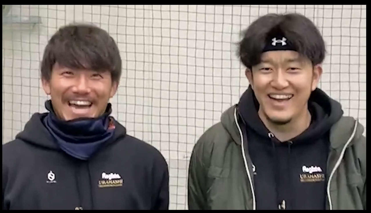 阪神伊藤将（左）と岩貞は藤浪にビデオメッセージを送る＝2023年1月21日、阪神球団提供