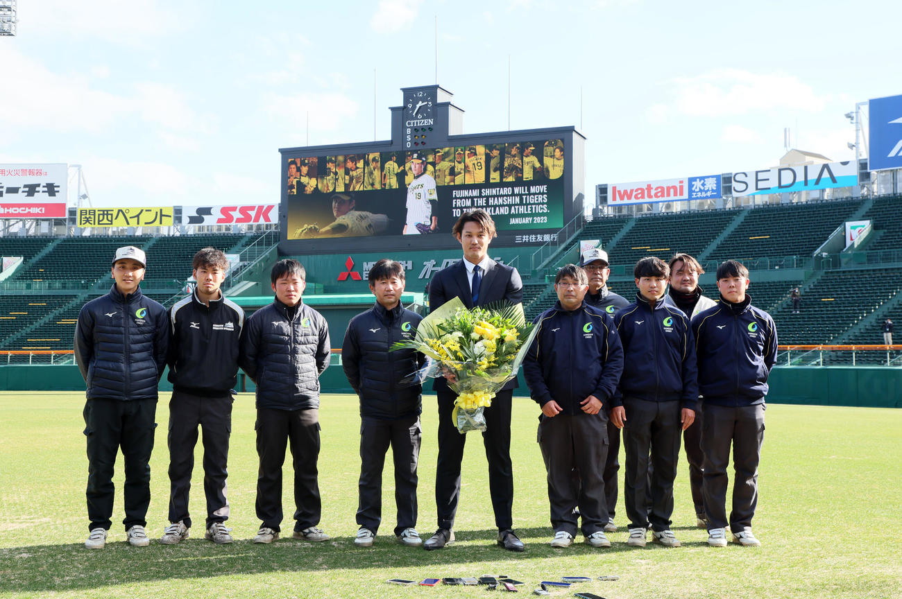 アスレチックスへのポスティング移籍を決めた藤浪は阪神園芸職員と記念写真に納まる（撮影・加藤哉）