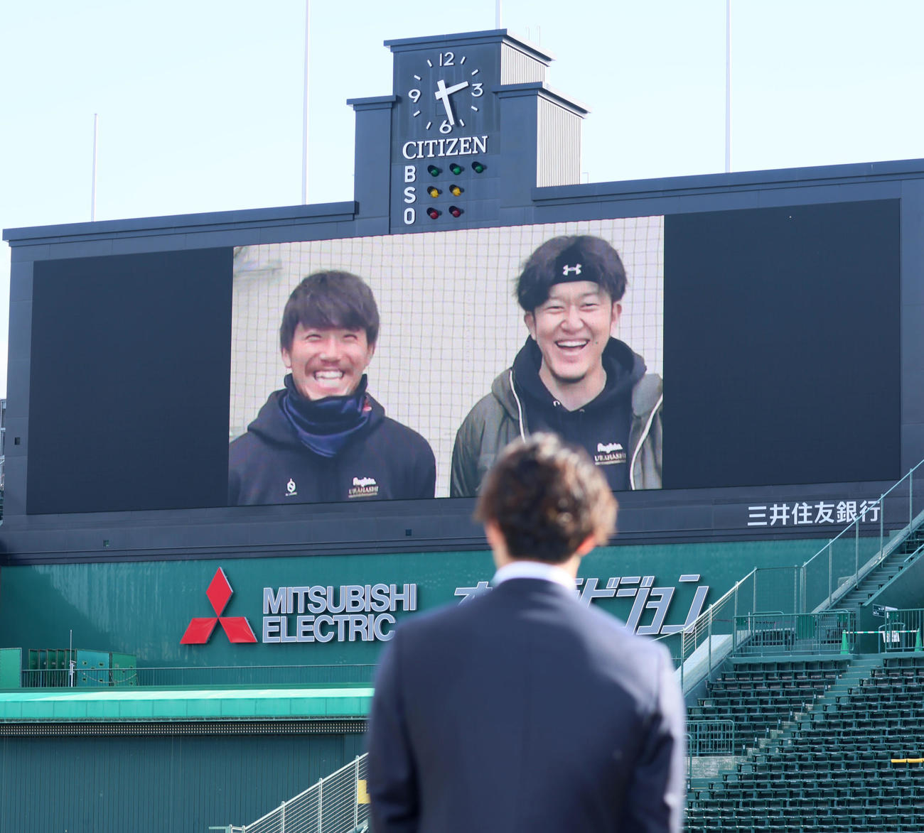 ポスティング移籍会見にサプライズでコメントを寄せた伊藤将（左）と岩貞。手前は藤浪（撮影・加藤哉）