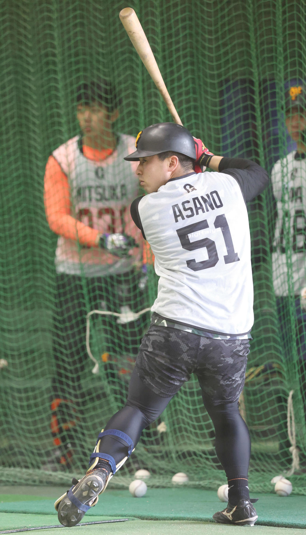 巨人新人合同自主トレですり足打法で打撃練習するドラフト1位浅野（撮影・宮地輝）