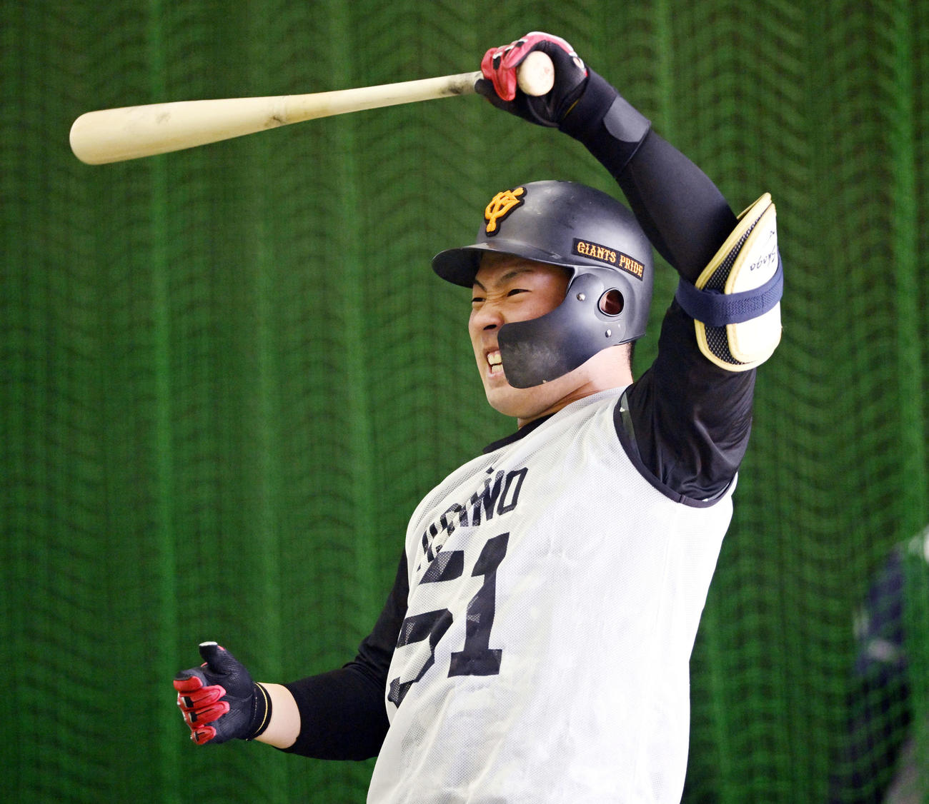 巨人新人合同自主トレのフリー打撃で厳しい表情のドラフト1位浅野（撮影・滝沢徹郎）
