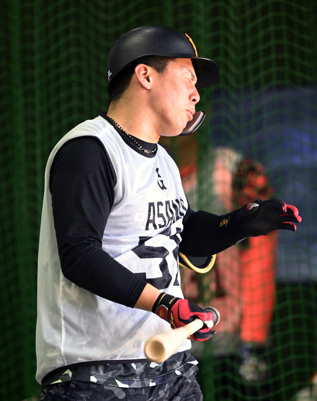 巨人新人合同自主トレのフリー打撃に不満げな表情のドラフト1位浅野（撮影・滝沢徹郎）