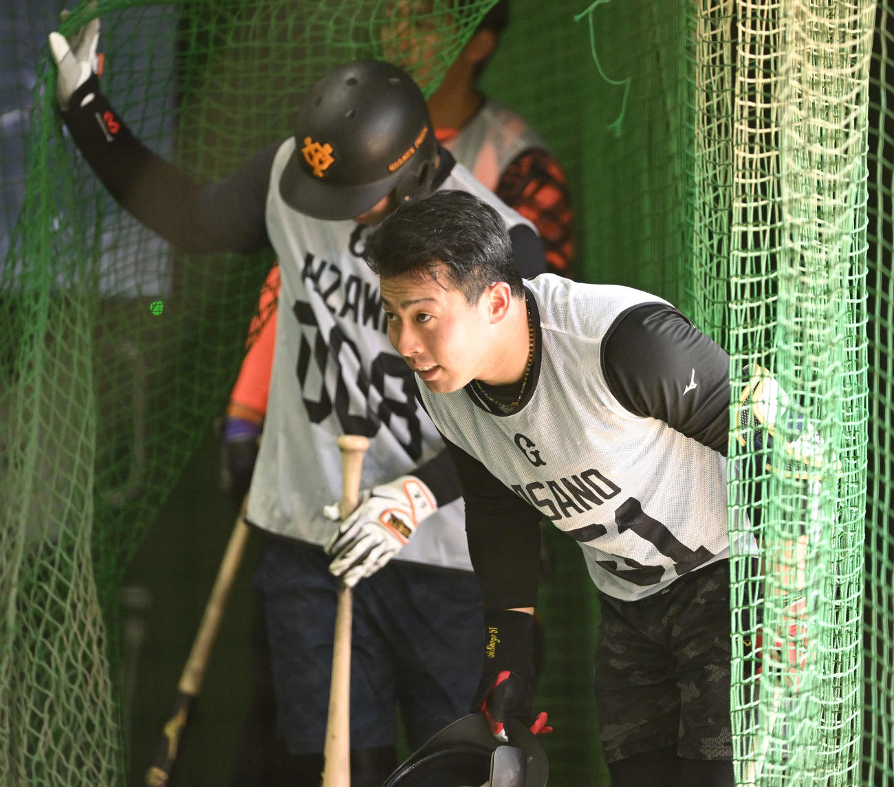 巨人新人合同自主トレでフリー打撃を終えたドラフト1位浅野は打撃投手に一礼する（撮影・滝沢徹郎）