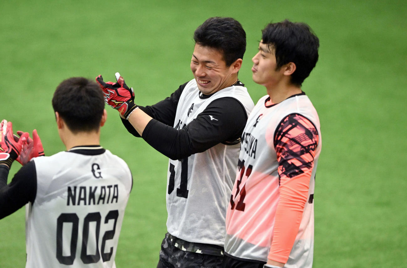 巨人新人合同自主トレで笑顔で拍手するドラフト1位浅野（中央）（撮影・滝沢徹郎）