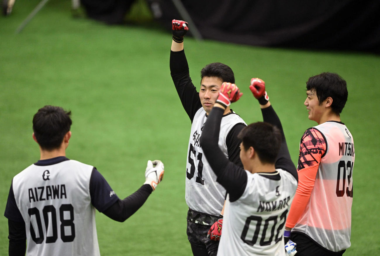 巨人新人合同自主トレでガッツポーズするドラフト1位浅野（左から2人目）ら（撮影・滝沢徹郎）