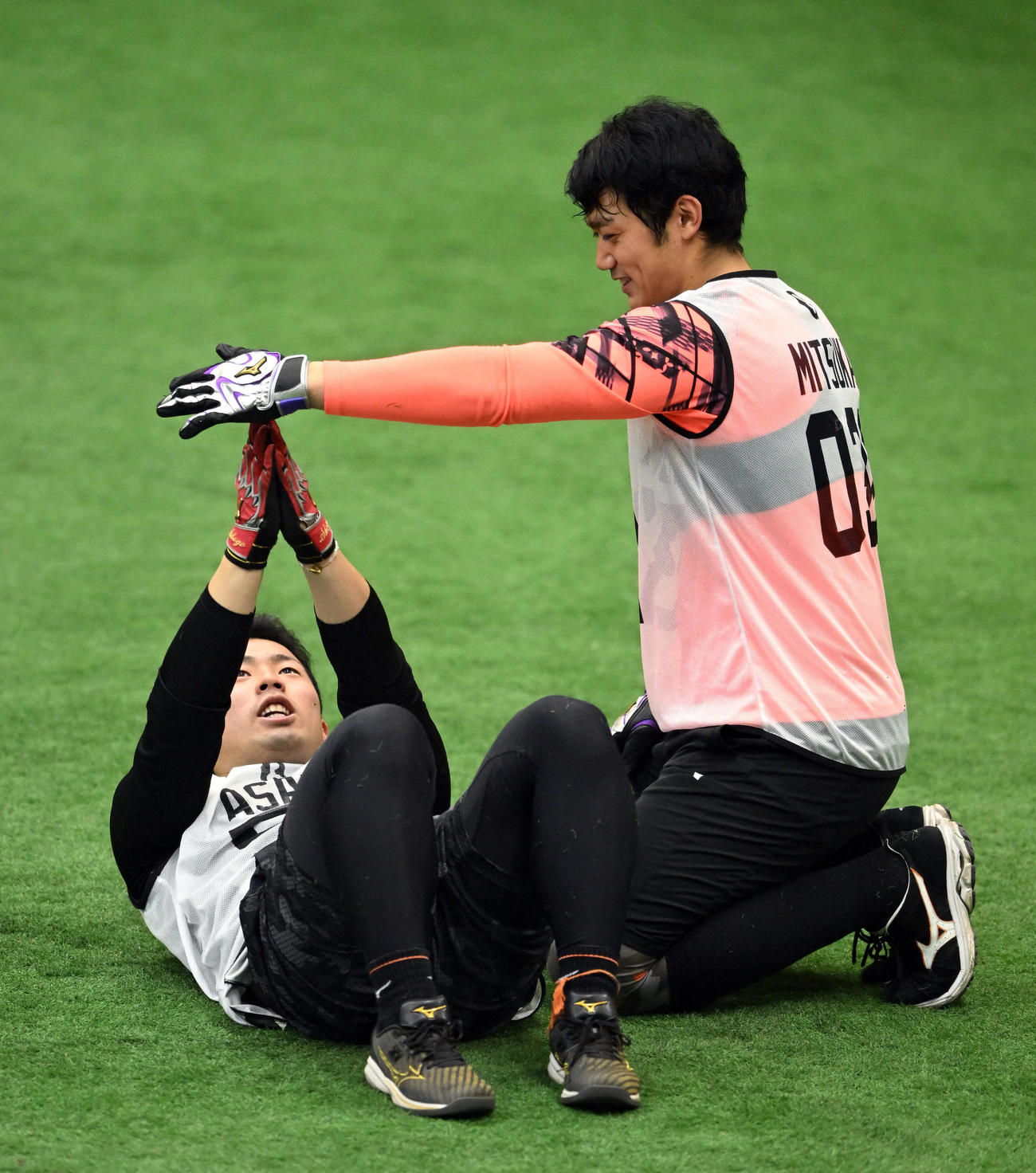 巨人新人合同自主トレで調整するドラフト1位浅野（左）と育成6位三塚（撮影・滝沢徹郎）