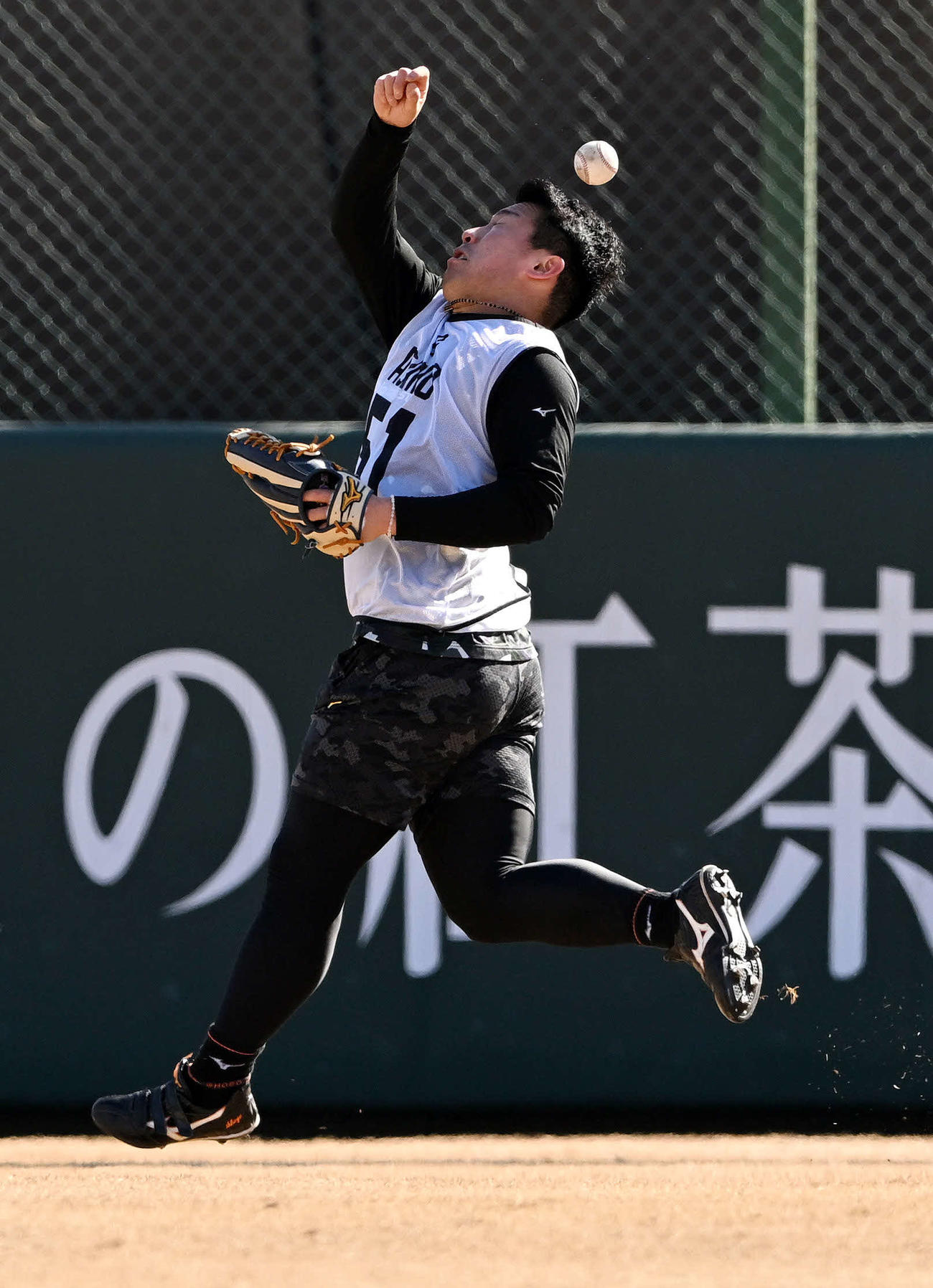 巨人新人合同自主トレで外野ノックのボールを捕り損ねるドラフト1位浅野（撮影・滝沢徹郎）